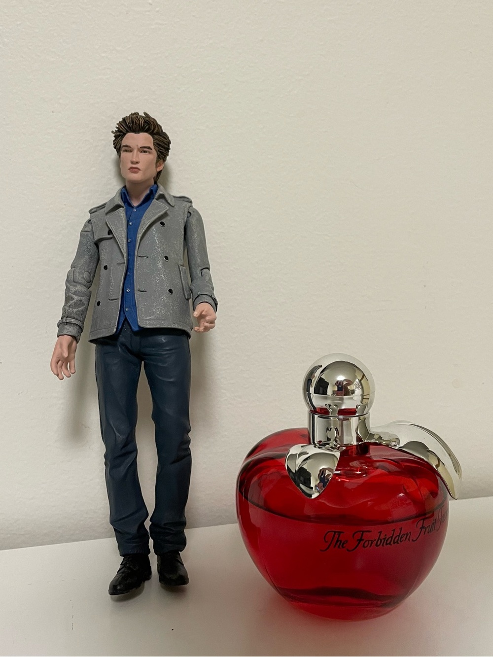 Twilight Edward Cullen NECA Action Figure & Forbidden Fruit Apple Perfume Set
